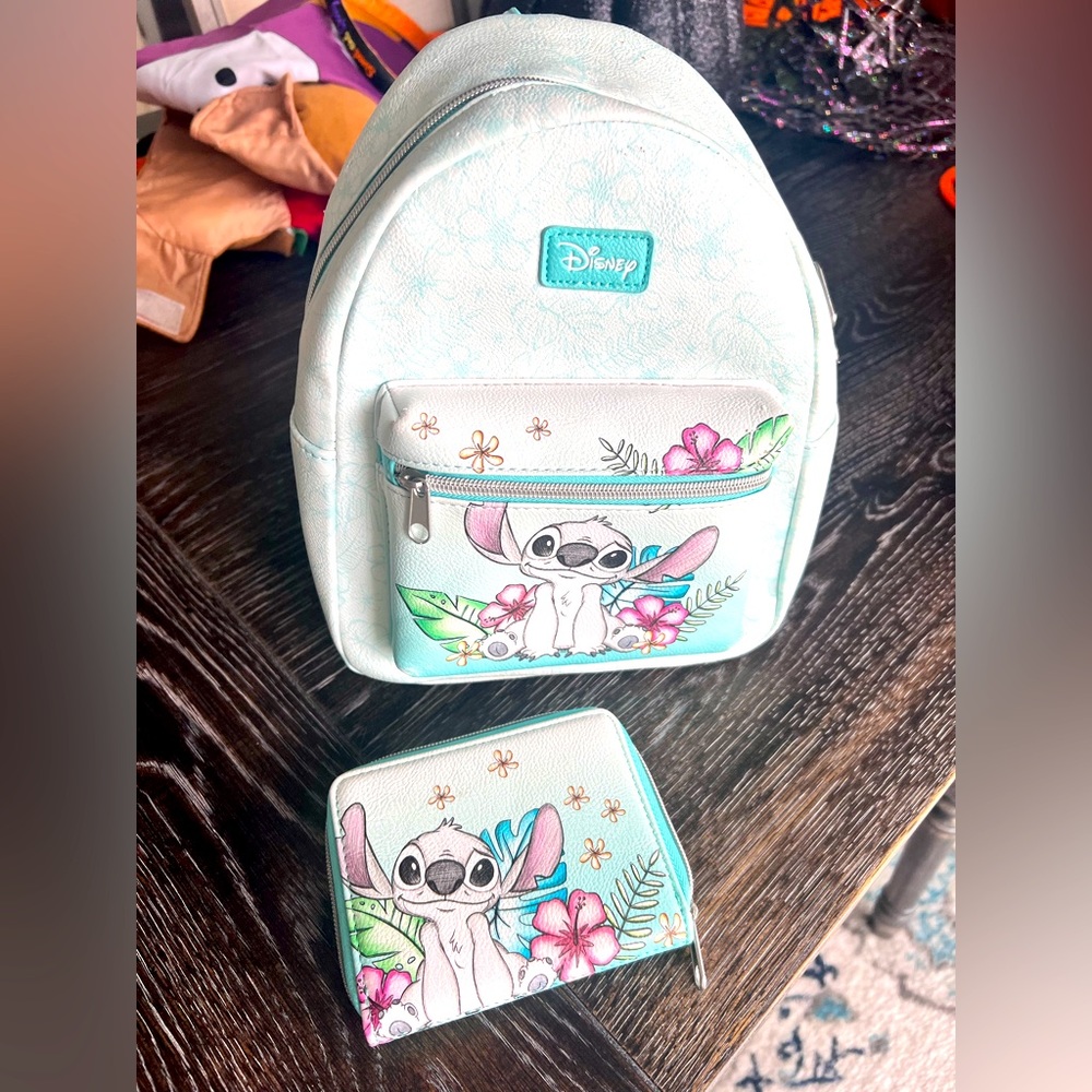 In great condition Disney Stitch loungefly backpack with wallet!